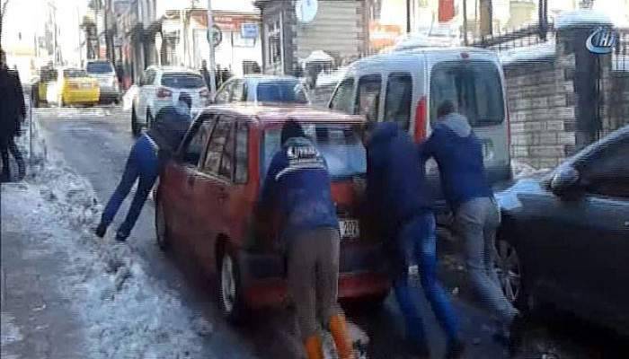  Yolda biriken kar, sürücüleri perişan etti