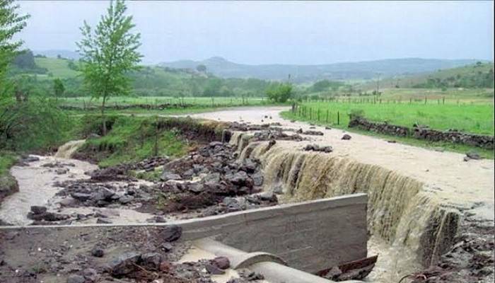 Afetler çiftçinin peşini bırakmıyor 