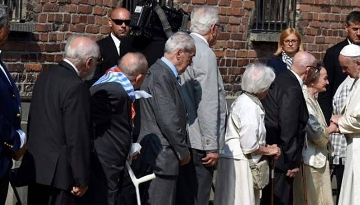 Papa Francis, Nazi kampı Auschwitz’i ziyaret etti