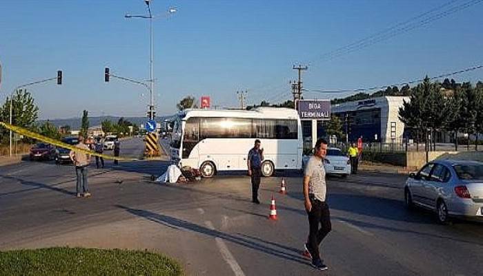 Biga'da midibüsle çarpışan motosikletin sürücüsü öldü