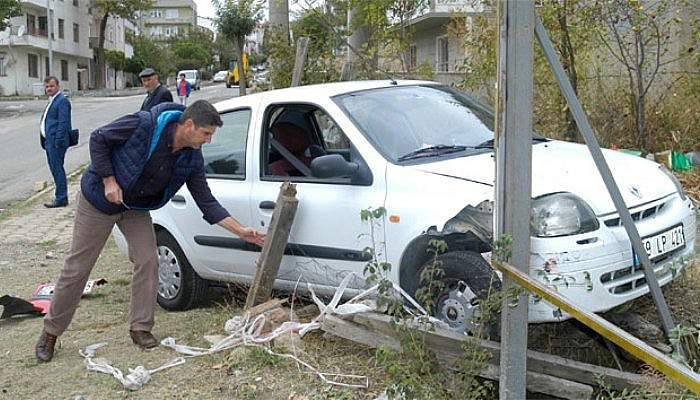 79 yaşındaki sürücü kazayı ucuz atlattı