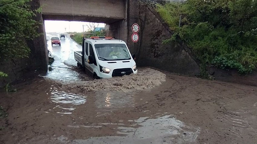  Edirne’de sağanak yağış yolları gölle çevirdi