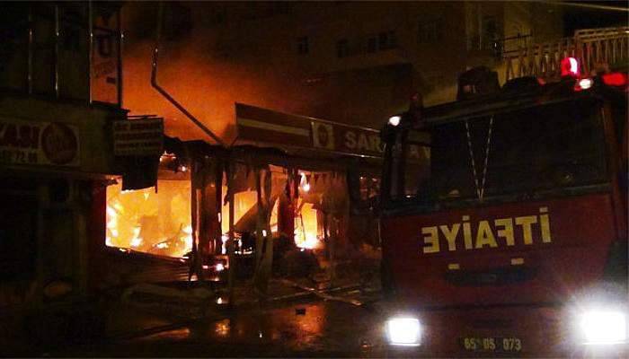 Çıkan yangında AVM kül oldu 