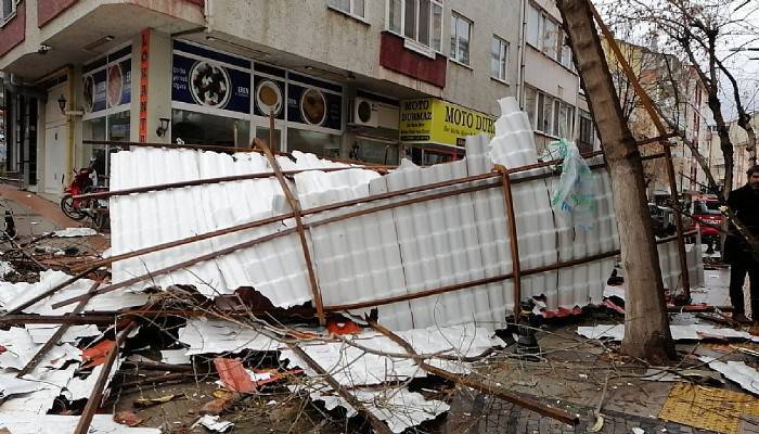 Biga'da fırtına nedeniyle 5 katlı binanın çatısı uçtu