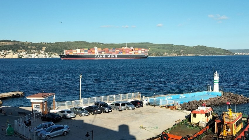 Çanakkale Boğazı'nda Dev Konteyner Gemisi Nedeniyle Trafik Kapatıldı (VİDEO)