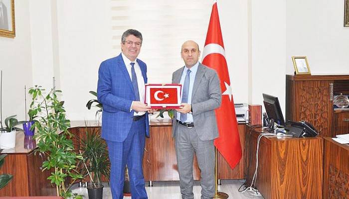 EĞİTİCİ YAZAR KAPAKLIKAYA’DAN KAYMAKAM CAN’A ZİYARET