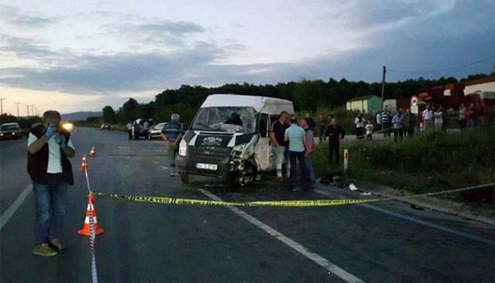 Minibüs ile panelvan çarpıştı: 1 ölü, 9 yaralı