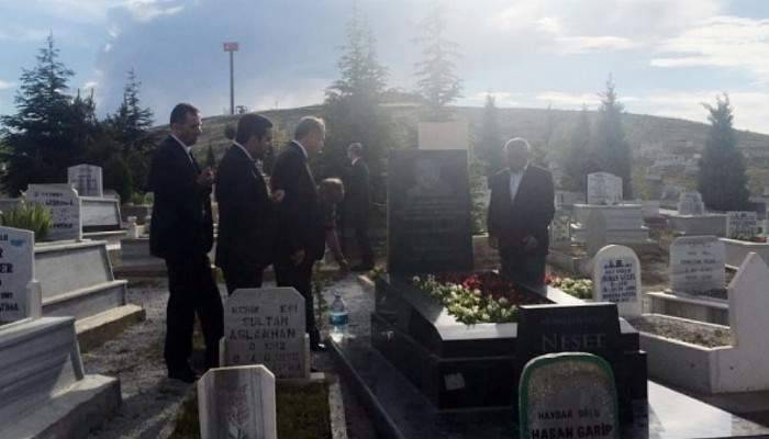 Erdoğan, Neşet Ertaş’ın mezarını ziyaret etti