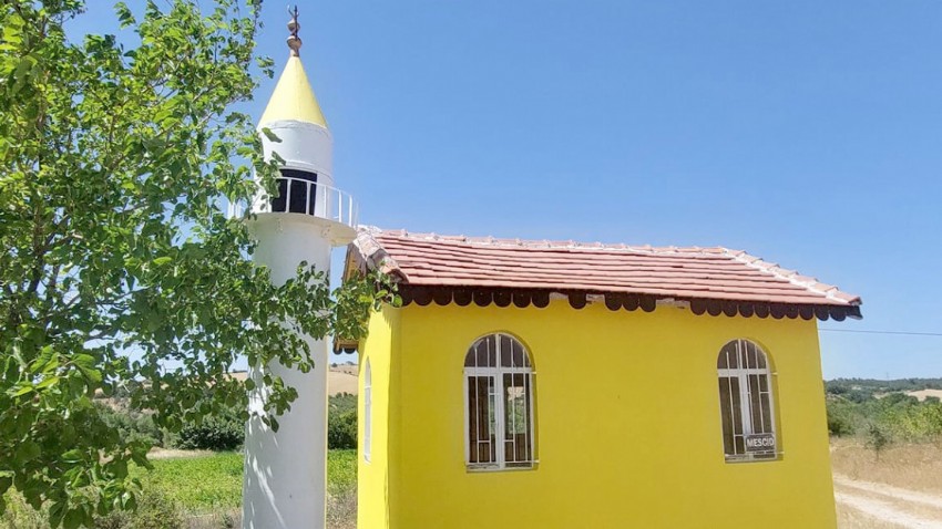Bayramiç-Çan Yolu’ndaki Tarihi Mescit, Yıllara Direniyor