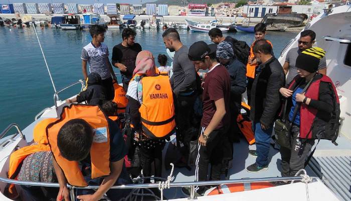 Denizde motorları bozulan mültecileri sahil güvenlik kurtardı