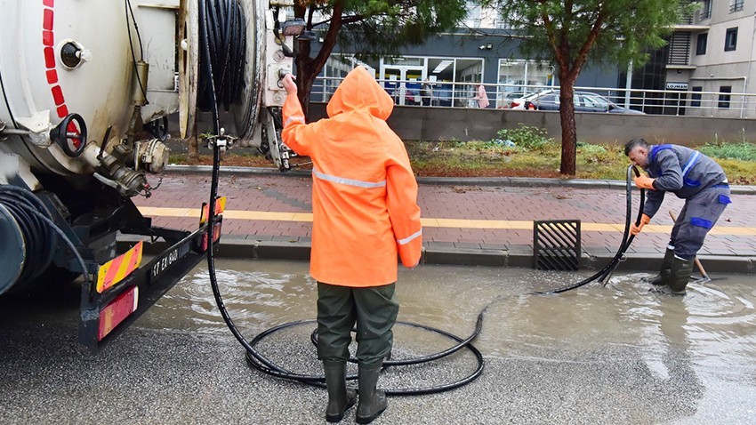 Belediye ekipleri yağmurla mücadele etti