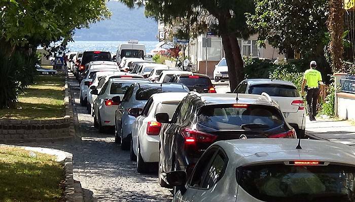 Tatilciler dönüşe erken başladı, 2 kilometre kuyruk oluştu