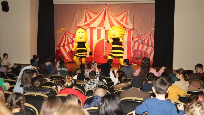 Gelibolu Belediyesi, Öğrencilere Keyifli Tatil İçin Tiyatro Gösterisi ve Çocuk Karnavalı Düzenledi