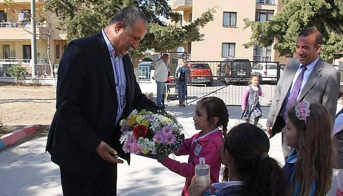 Kepez Belediyesi Çocuklara Kitap Hediye Etti
