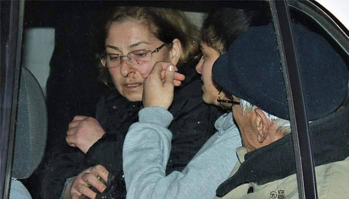 Eşine kızdı, ailesini rehin aldı