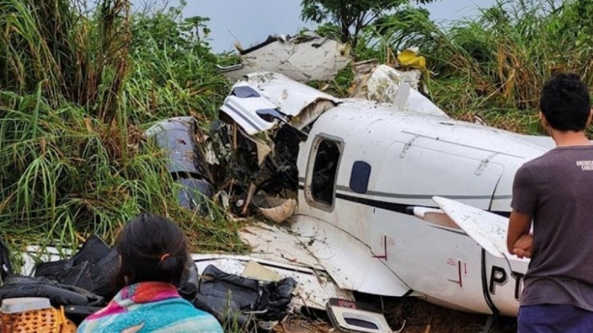 Turistleri taşıyan uçak düştü, kurtulan olmadı