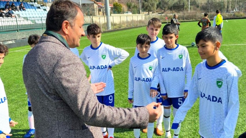  Başkan Vekili İpek'ten sezonun ilk golünü atan sporcuya ödül 