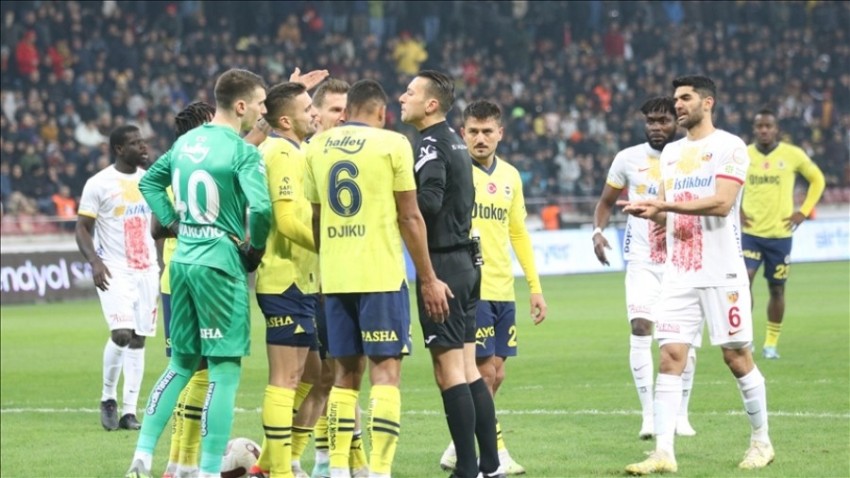 Fenerbahçeli futbolcuya 3 maç ceza!