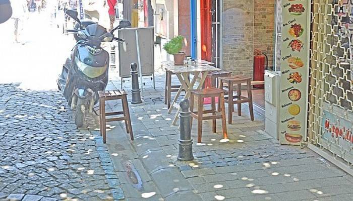 Kaldırımlar işgal altında