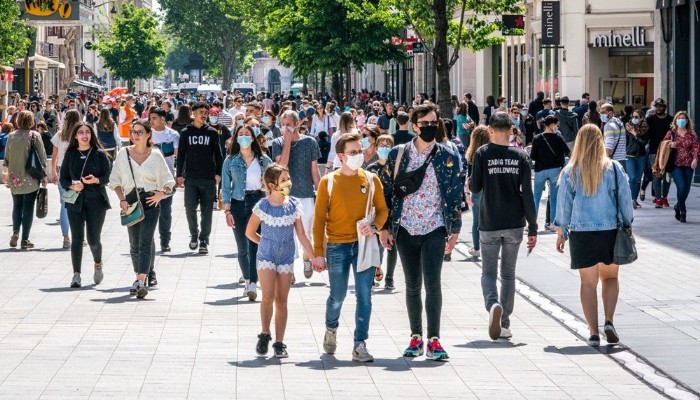 Sosyal Mesafe Kurallarına Riayet Azaldı: Yaz geldi, maskeler gitti