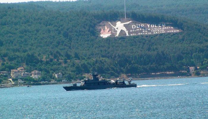 Yunan savaş gemisi yine füzeler açık vaziyette geçti