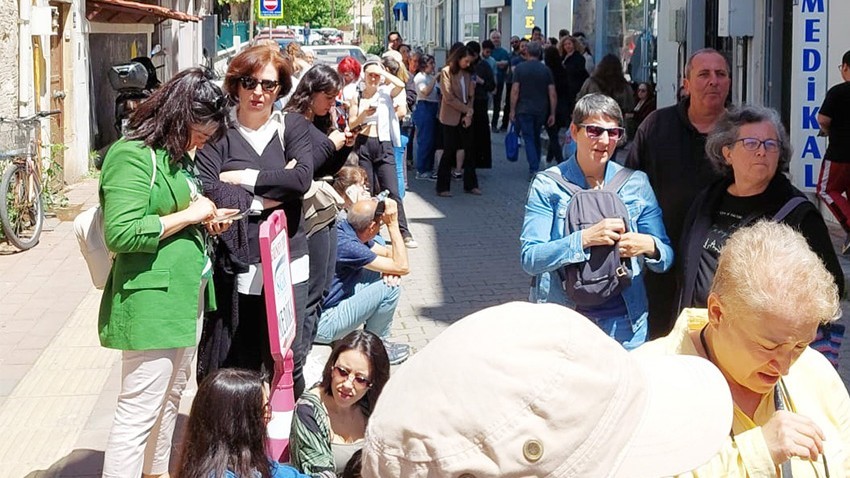 Ücretsiz tiyatro bileti kuyruğu