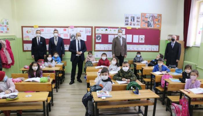 Biga Kaymakamı Mustafa Can Okulları Ziyaret Etti