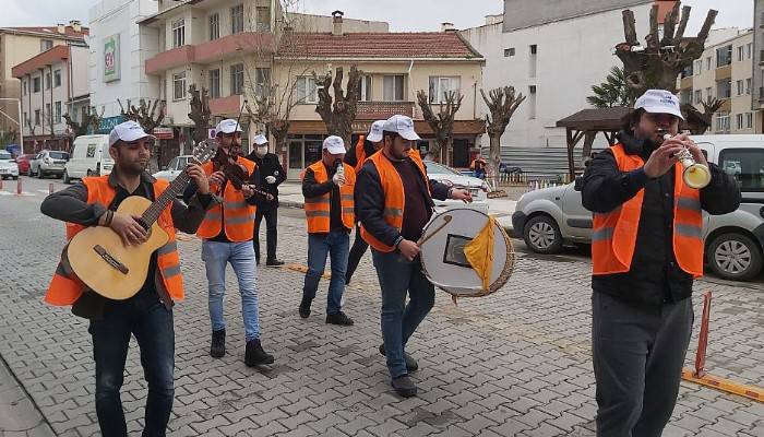 Evde kalan vatandaşlara sokakta moral konseri (VİDEO)