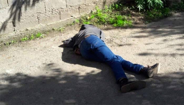 Yerde baygın yatan genç hastaneye kaldırıldı