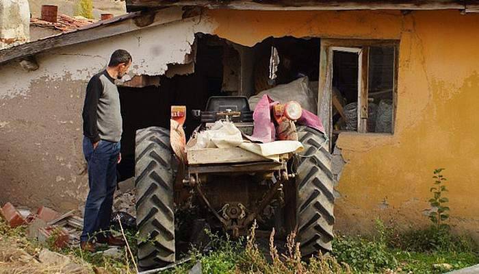 Traktör eve girdi: 1 ölü