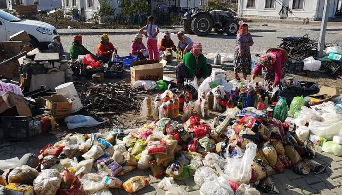 Ayvacık'taki depremzede yörüklerden İzmir'e yardım eli