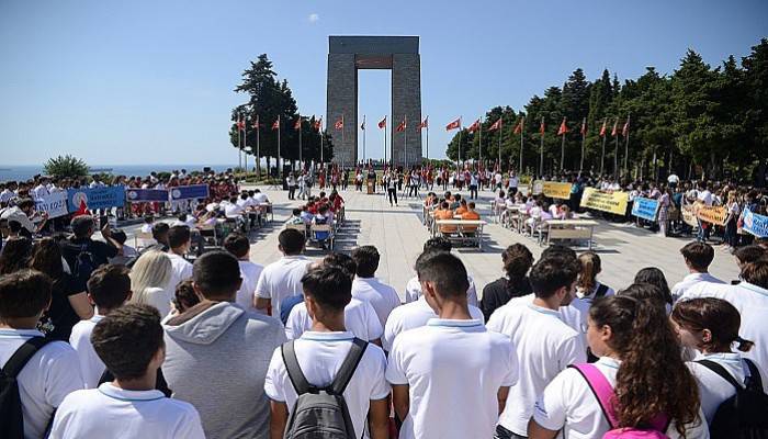 700 öğrenci, ilk dersi Şehitler Abidesi'nde yaptı