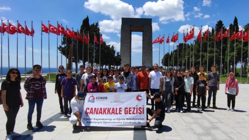 Depremzede öğrenciler Çanakkale'yi gezdi