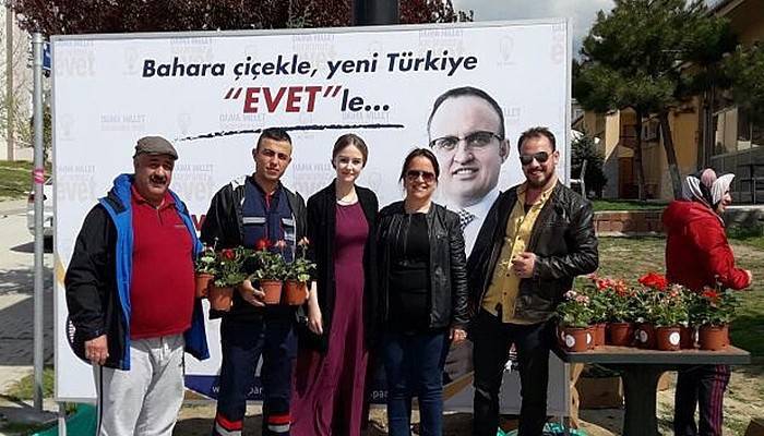  AK Parti Kepez’de çiçek dağıttı