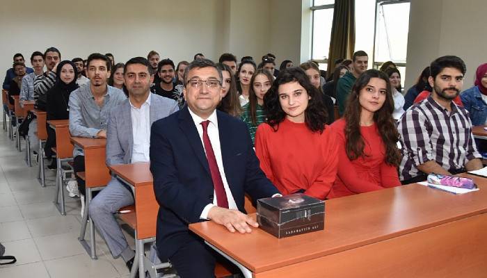 Başkan Öz'den üniversitede halkla ilişkiler dersi