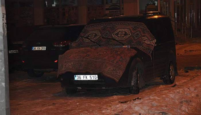 Araçlarını battaniyelerle saran vatandaşlar sabaha kadar nöbet tutuyor