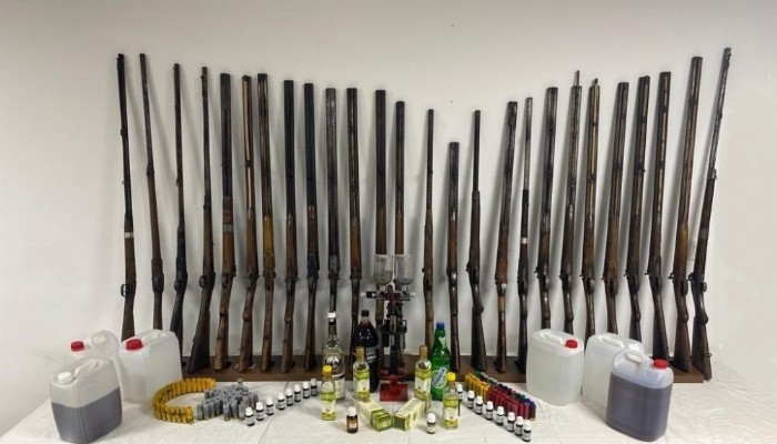 Çanakkale'de 26 tüfek ve sahte içki ele geçirildi