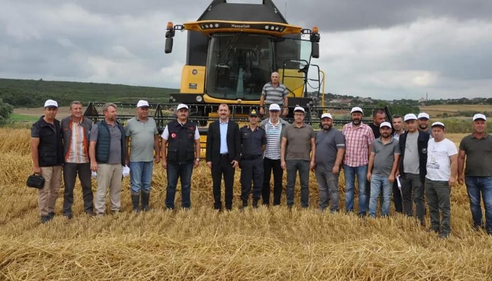 BİGA KAYMAKAMI DOLU, ARPA HASADINA KATILDI