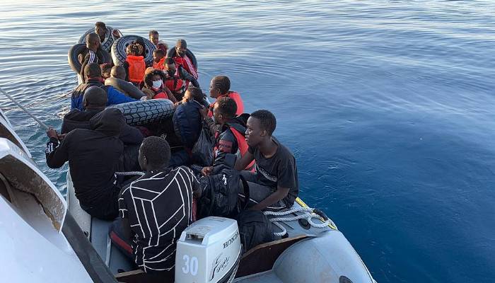 Lastik Bot İle Sürüklenen Göçmenleri Sahil Güvenlik kurtardı