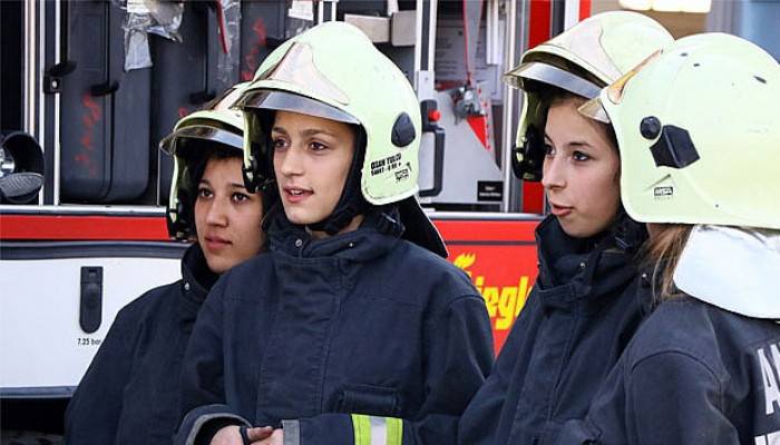  Liseli kızlar itfaiyeci olmak için ter döküyor