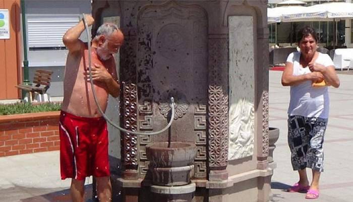 Sıcaktan bunalınca sokakta duş aldılar