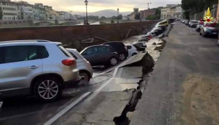 Yol çöktü, araçlar çukura düştü