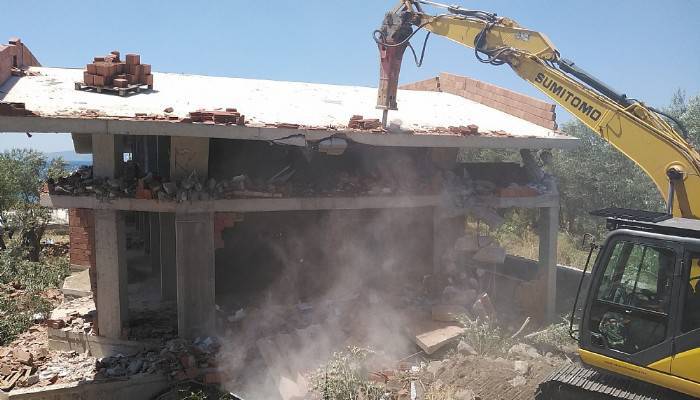 Çanakkale'de kaçak yapıların yıkımına başlandı