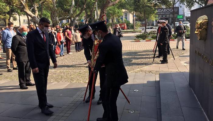 Lapseki’de Cumhuriyet Bayramı çelenk sunma töreni yapıldı