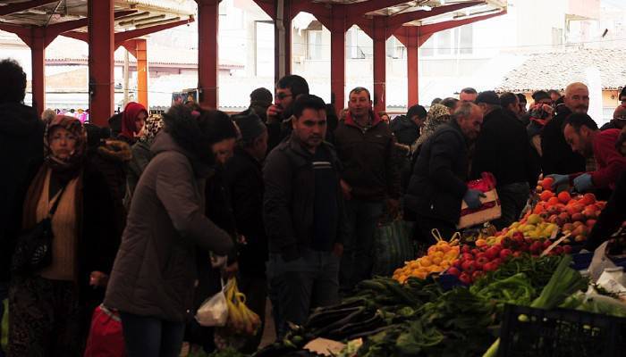 Bayramiç pazarı, koronavirüse rağmen dolup taştı