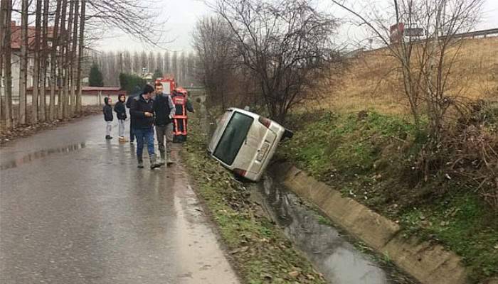  Otomobil şarampole uçtu 