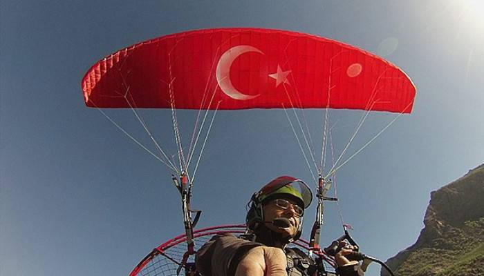 Bir yanda terörist avı bir yanda yamaç paraşütü