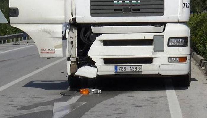 TIR’IN ÇARPTIĞI YAYA ÖLDÜ, GÖZLÜĞÜ VE AYAKKABISI YOLA SAVRULDU