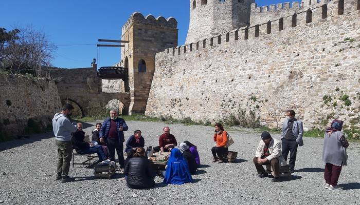 Bozcaada'ya günübirlik gezmeye gelen yerli turist kafilesine izin verilmedi (VİDEO)