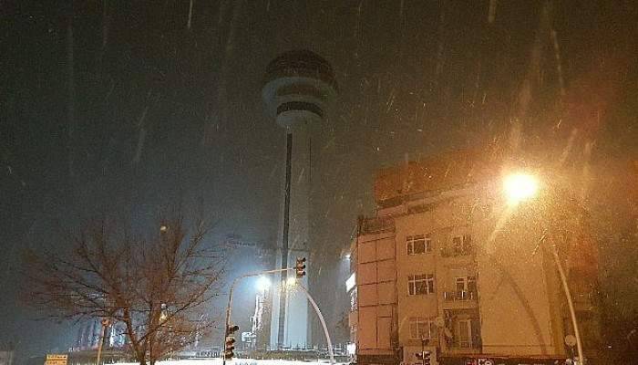 Başkent’te beklenen kar yağışı geldi